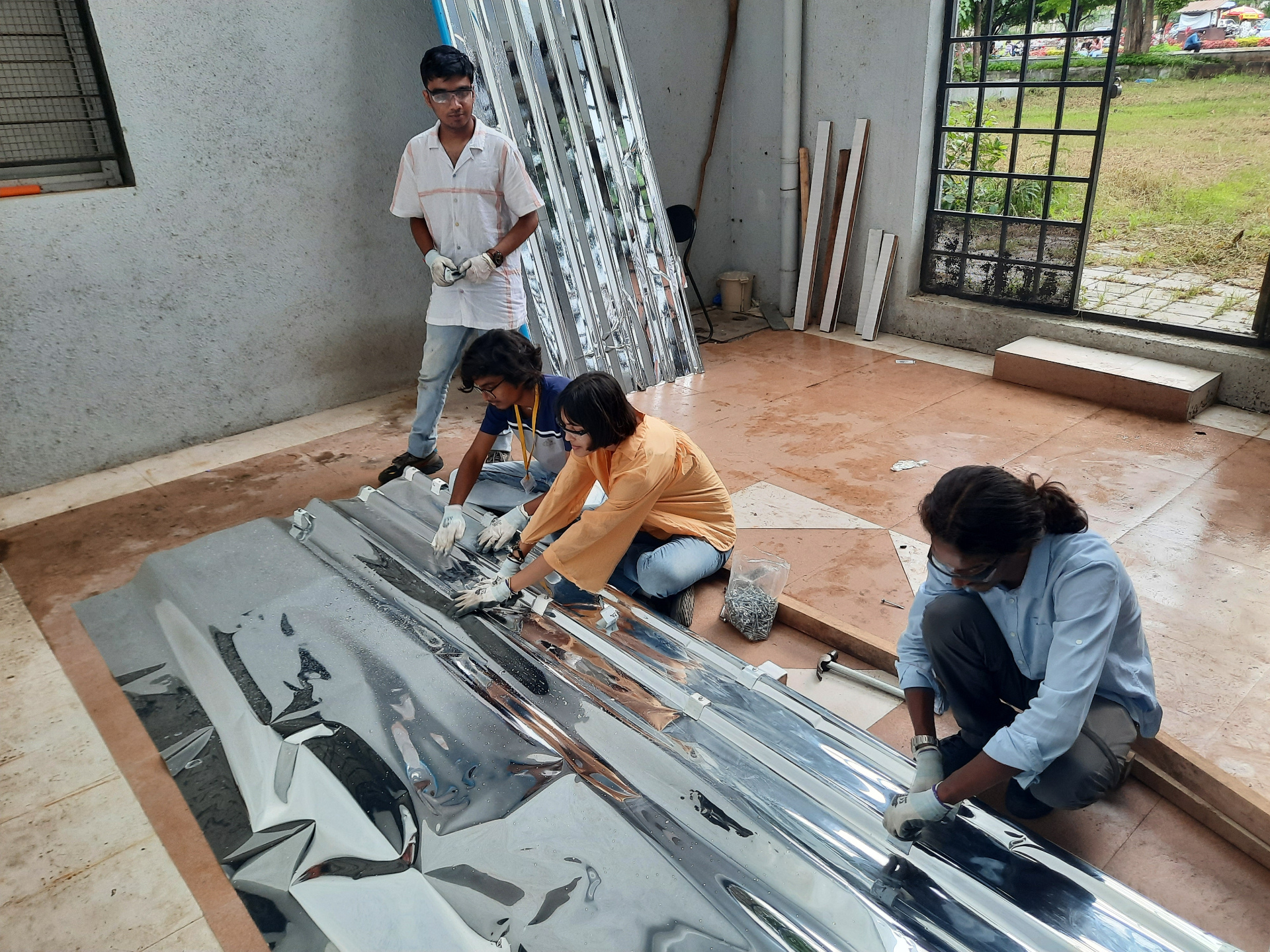 Tejado escolar en proceso de renovación con una superficie reflectante.